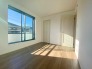 【Room：5.62帖】
南向きバルコニーに面した明るい居室。
全居室に収納が完備。部屋を広く使うことが出来るので、スッキリとした空間でお過ごしいただけます。
