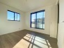 【Room：5.62帖】
南向きバルコニーに面した明るい居室。
全居室に収納が完備。部屋を広く使うことが出来るので、スッキリとした空間でお過ごしいただけます。