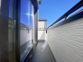 【Balcony】
南向きバルコニー。日中の太陽光を取り入れやすいため、部屋が暖かくなり、暖房の使用が減る可能性があります。エネルギー効率が向上することで、光熱費の節約にもなります。