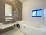 【Bath Room】
浴室暖房換気乾燥機搭載の1坪バスルーム。足を伸ばしてゆったりと浸かれるのはもちろん、洗い場も広さがあるので立ったりしゃがんだりする動作もスムーズに行えます。
