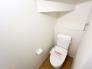 【Toilet】（1階）
各階にトイレがあるので、朝の慌ただしい時間帯に混む心配が減ります。わざわざトイレのために階段を昇り降りをせずに済みます。
