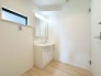 【Wash Room】（3号棟）
機能美とデザイン性を両立させた3面境仕上げの洗面化粧台。
視覚的に広がり感を持たせるだけでなく、機能的にも優れています。
