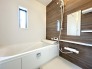 【Bath Room】
浴室暖房換気乾燥機搭載1坪バスルーム。
足を伸ばしてゆったりと浸かれるのはもちろん、洗い場も広さがあるので立ったりしゃがんだりする動作もスムーズに行えます。
