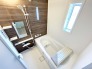 【Bath Room】
浴室暖房換気乾燥機搭載1坪バスルーム。
足を伸ばしてゆったりと浸かれるのはもちろん、洗い場も広さがあるので立ったりしゃがんだりする動作もスムーズに行えます。
