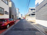 陽当たり・風通し良好な立地！前面道路は歩道も整備されているためお子様と通行も安心です。