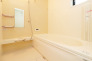 【Bath Room】
浴室暖房換気乾燥機搭載1坪バスルーム。
足を伸ばしてゆったりと浸かれるのはもちろん、洗い場も広さがあるので立ったりしゃがんだりする動作もスムーズに行えます。
