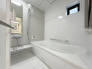 【Bath Room】
浴室暖房換気乾燥機搭載1坪バスルーム。
足を伸ばしてゆったりと浸かれるのはもちろん、洗い場も広さがあるので立ったりしゃがんだりする動作もスムーズに行えます。
