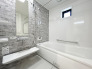 【Bath Room】
浴室暖房換気乾燥機搭載1坪バスルーム。
足を伸ばしてゆったりと浸かれるのはもちろん、洗い場も広さがあるので立ったりしゃがんだりする動作もスムーズに行えます。
