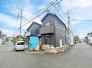 【外観】（4月中旬撮影）
八王子市の閑静な住宅街にZEH水準仕様住宅の新築分譲住宅が登場！
小学校が至近にある子育て世帯の方にも安心な住環境。
