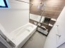 【Bath Room】
浴室暖房換気乾燥機搭載1坪バスルーム。
足を伸ばしてゆったりと浸かれるのはもちろん、洗い場も広さがあるので立ったりしゃがんだりする動作もスムーズに行えます。
