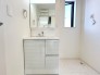 【同仕様写真：Wash Room】
機能美とデザイン性を両立させた3面境仕上げの洗面化粧台。視覚的に広がり感を持たせるだけでなく、機能的にも優れています。