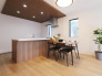 【施工例写真：LDK】
敷地104.25m2（31.53坪）、間口10ｍ超えの開放的な邸宅。ＷＩＣやＳＩＣ、パントリー、リネン庫等収納が豊富な設計で、部屋を広く利用でき、スッキリとした空間でお過ごしいただけます。