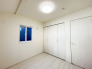 【Room：4.5帖】
全居室に収納完備。
収納力のあるクローゼットのある主寝室で、スッキリとした空間での暮らし。