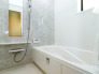 【Bath Room】
浴室暖房換気乾燥機搭載1坪バスルーム。
足を伸ばしてゆったりと浸かれるのはもちろん、洗い場も広さがあるので立ったりしゃがんだりする動作もスムーズに行えます。

