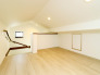 【小屋裏収納】
家の空間を効率的に活用でき、収納力を大幅にアップさせることができます。
限られた住宅面積を最大限に活用したい人にとって、非常に役立ちます。
