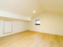 【小屋裏収納】
家の空間を効率的に活用でき、収納力を大幅にアップさせることができます。
限られた住宅面積を最大限に活用したい人にとって、非常に役立ちます。
