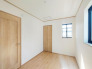 【Room：4.75帖】
南面に向いている居室が多く、一部屋一部屋しっかり陽が差し込むので、昼間は電気を点けなくても過ごせそうですね。