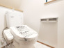 【Toilet】
ウォシュレット搭載トイレ。
各階にトイレがあるので、朝慌ただしい時間帯に混む心配が減ります。わざわざトイレのために階段を昇り降りをせずに済みます。