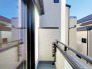 【Balcony】
南面に向いたバルコニーがあるので、洗濯物を干しやすく、陽の光をお部屋に照らし出してくれます。