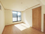 【Room：7.68帖】
南面に向いている居室が多く、一部屋一部屋しっかり陽が差し込むので、昼間は電気を点けなくても過ごせそうですね。
