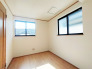 【Room：5帖】
南面に向いている居室が多く、一部屋一部屋しっかり陽が差し込むので、昼間は電気を点けなくても過ごせそうですね。