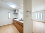 【Kitchen】
開放感あるカフェスタイルのおしゃれなオープンキッチン採用！リビング全体が見渡せられるので、子供の様子を見ながら、家族との会話を楽しみながら料理ができます。