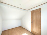 【Room：5帖】
南面に向いている居室が多く、一部屋一部屋しっかり陽が差し込むので、昼間は電気を点けなくても過ごせそうですね。