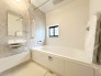 【Bath Room】
浴室暖房換気乾燥機搭載の1坪バスルーム。足を伸ばしてゆったりと浸かれるのはもちろん、洗い場も広さがあるので立ったりしゃがんだりする動作もスムーズに行えます。