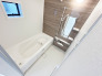 【Bath Room】
浴室暖房換気乾燥機搭載1坪バスルーム。
足を伸ばしてゆったりと浸かれるのはもちろん、洗い場も広さがあるので立ったりしゃがんだりする動作もスムーズに行えます。
