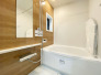 【Bath Room】
浴室暖房換気乾燥機付きで冬の時期でも浴室内を暖かくでき、ヒートショックの防止にも繋がります。