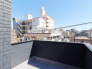 【Wide Balcony】
通常のバルコニーよりも広さがあるので、洗濯物を多く干せるだけでなく、花や観葉植物（ガーデニング）、家庭菜園なども楽しむことも可能。
