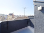 【Wide Balcony】
通常のバルコニーよりも広さがあるので、洗濯物を多く干せるだけでなく、花や観葉植物（ガーデニング）、家庭菜園なども楽しむことも可能。
