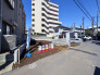 【外観】（3月撮影）
駅徒歩4分の希少な立地にデザイン性の高い2邸が誕生。
異なるコンセプトで設計されたこだわりのプランニングで生活が豊かになる設備仕様。