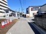 【外観】（3月撮影）
周辺施設も徒歩圏内に充実しており、小学校まで徒歩3分、中学校13分、保育園徒歩10分圏内に多数点在。スーパーなどの商業施設も徒歩10分圏内にあるので、気軽に買い物へ出掛けられます。
子供と一緒に遊ぶことが出来る大きな公園や小児科など、子育て世帯にも安心な住環境となっています。