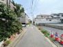 【外観】（3月撮影）
交通量の多くない道路に面しているため、車の騒音などの心配が減りそうです。
T字路で圧迫感が減り、風通しよく開放感ある立地。