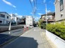 【外観】（3月撮影）
車通り少なめで広々としています。駐車が苦手な方でも焦らずに駐車出来ます。
小さなお子さんのいるご家庭にも安心な立地となっています。