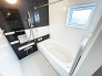 【Bath Room】
浴室暖房換気乾燥機搭載1坪バスルーム。
足を伸ばしてゆったりと浸かれるのはもちろん、洗い場も広さがあるので立ったりしゃがんだりする動作もスムーズに行えます。
