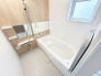 【Bath Room】
浴室暖房換気乾燥機搭載1坪バスルーム。
足を伸ばしてゆったりと浸かれるのはもちろん、洗い場も広さがあるので立ったりしゃがんだりする動作もスムーズに行えます。
