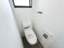 【施工例：Toilet】
各階にトイレがあるので、朝慌ただしい時間帯に混む心配が減ります。わざわざトイレのために階段を昇り降りをせずに済みます。