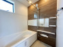 【施工例：Bath Room】
足を伸ばしてゆったりと浸かれるのはもちろん、洗い場も広さがあるので立ったりしゃがんだりする動作もスムーズに行えます。