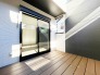 【施工例：Wood Deck】
家族・ご友人との食事やガーデニング、ペットや子供の遊び場として、様々な活用が可能な広さのあるウッドデッキのある住まい。