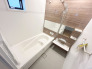 【Bath Room】
浴室暖房換気乾燥機搭載1坪バスルーム。
足を伸ばしてゆったりと浸かれるのはもちろん、洗い場も広さがあるので立ったりしゃがんだりする動作もスムーズに行えます。
