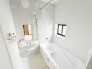 【Bath Room】
浴室暖房換気乾燥機搭載1坪バスルーム。
足を伸ばしてゆったりと浸かれるのはもちろん、洗い場も広さがあるので立ったりしゃがんだりする動作もスムーズに行えます。

