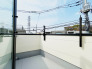 【Wide Balcony】
通常のバルコニーよりも広さがあるので、洗濯物を多く干せるだけでなく、花や観葉植物（ガーデニング）、家庭菜園なども楽しむことも可能。
