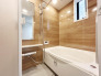 【Bath Room】
浴室暖房換気乾燥機搭載1坪バスルーム。
足を伸ばしてゆったりと浸かれるのはもちろん、洗い場も広さがあるので立ったりしゃがんだりする動作もスムーズに行えます。
