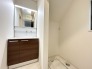 【Wash Room】（1号棟）
機能美とデザイン性を両立させた3面境仕上げの洗面化粧台。
視覚的に広がり感を持たせるだけでなく、機能的にも優れています。
