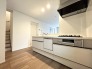 【Kitchen】（1号棟）
食洗器搭載のシステムキッチン。
家事の効率化が図れ、空いた時間に他の作業や家族との団らんを愉しめます。
