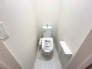 【Toilet】（2階）
各階にトイレがあるので、朝の慌ただしい時間帯に混む心配が減ります。わざわざトイレのために階段を昇り降りをせずに済みます。
