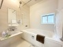 【Bath Room】
浴室暖房換気乾燥機搭載1坪バスルーム。
足を伸ばしてゆったりと浸かれるのはもちろん、洗い場も広さがあるので立ったりしゃがんだりする動作もスムーズに行えます。
