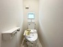 【Toilet】（2階）
各階にトイレがあるので、朝の慌ただしい時間帯に混む心配が減ります。わざわざトイレのために階段を昇り降りをせずに済みます。
